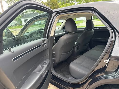 Used 2009 Chrysler 300 LX RWD image 12