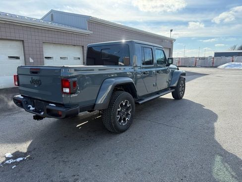 Used 2025 Jeep Gladiator Sport w/ Premium Package image 5