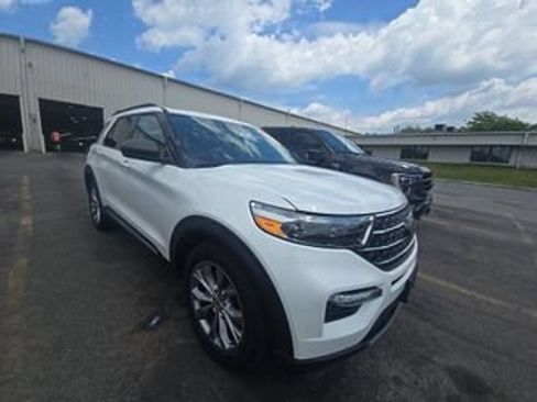 Used 2022 Ford Explorer XLT w/ Equipment Group 202A AWD/4WD image 3