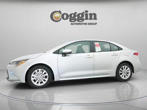 Used 2026 Toyota Corolla LE w/ LE Premium Package FWD image 4