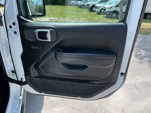 Used 2024 Jeep Wrangler Unlimited Rubicon AWD/4WD image 35