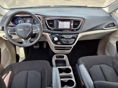 Used 2023 Chrysler Voyager LX image 15