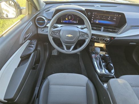 Certified 2025 Chevrolet Trax LT image 17