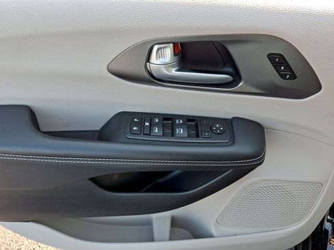 Used 2024 Chrysler Pacifica Touring-L FWD image 10