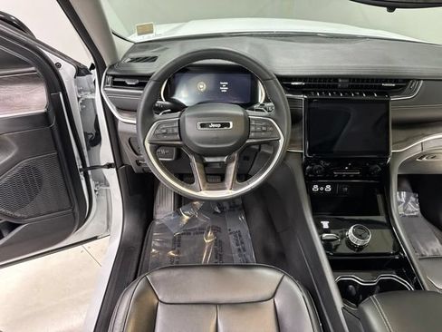 Used 2023 Jeep Grand Cherokee Limited w/ Black Appearance Package AWD/4WD image 17
