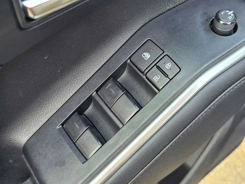 Used 2024 Toyota Highlander XLE AWD/4WD image 24