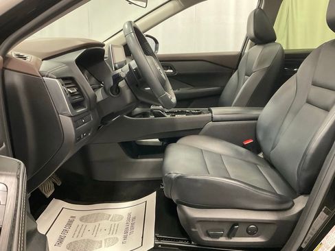 Used 2023 Nissan Rogue SV w/ SV Premium B Package image 13