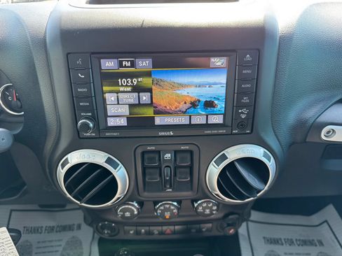 Used 2016 Jeep Wrangler Unlimited Rubicon w/ Connectivity Group AWD/4WD image 27