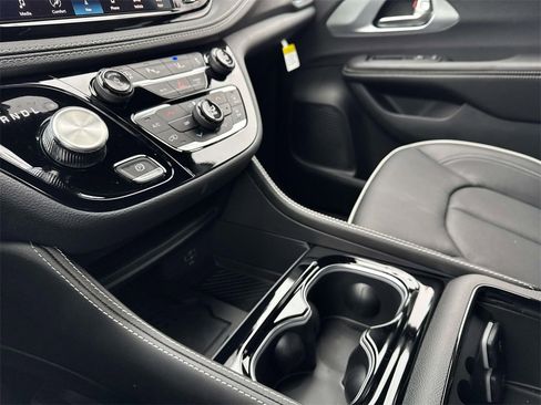 New 2026 Chrysler Pacifica Limited image 21