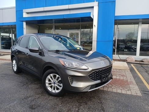 Used 2020 Ford Escape SE image 2