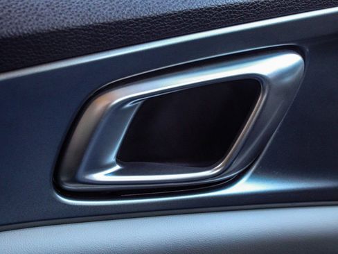 Used 2023 Kia Carnival LX image 9