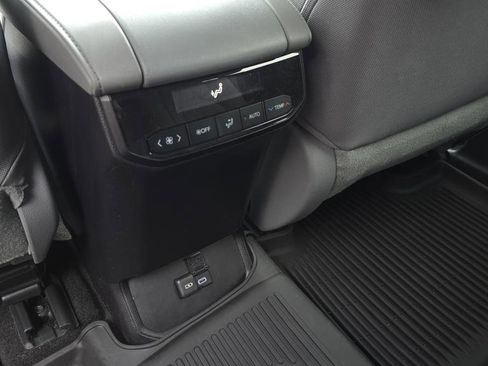 Used 2023 Toyota Highlander LE image 16