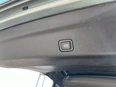 Used 2023 Chevrolet Suburban Premier image 17