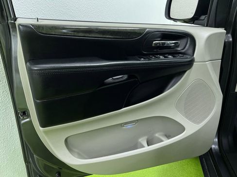 Used 2019 Dodge Grand Caravan SE FWD image 15