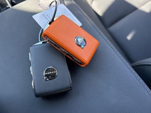 Certified 2025 Volvo XC90 B6 Plus image 27