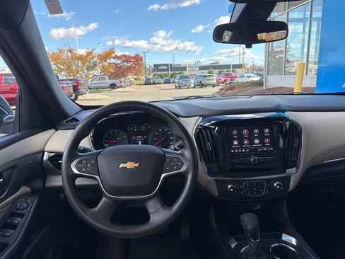 Used 2022 Chevrolet Traverse LS image 2