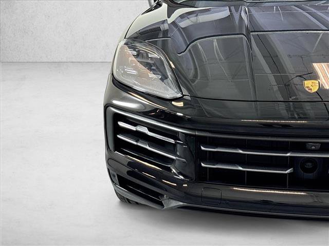 Certified 2025 Porsche Cayenne w/ Premium Package AWD/4WD image 28