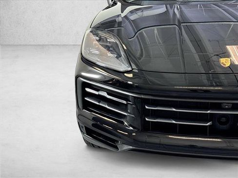 Certified 2025 Porsche Cayenne w/ Premium Package AWD/4WD image 28