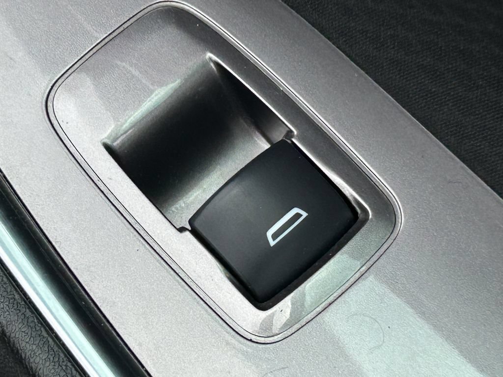 Used 2020 Chevrolet Malibu LT FWD image 36