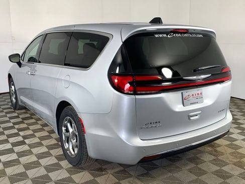 Used 2024 Chrysler Pacifica Limited FWD image 15