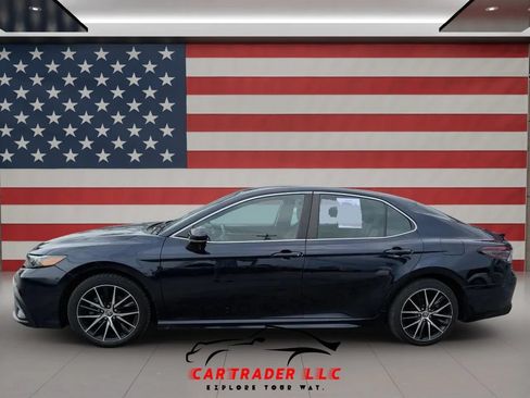 Used 2021 Toyota Camry SE FWD image 3