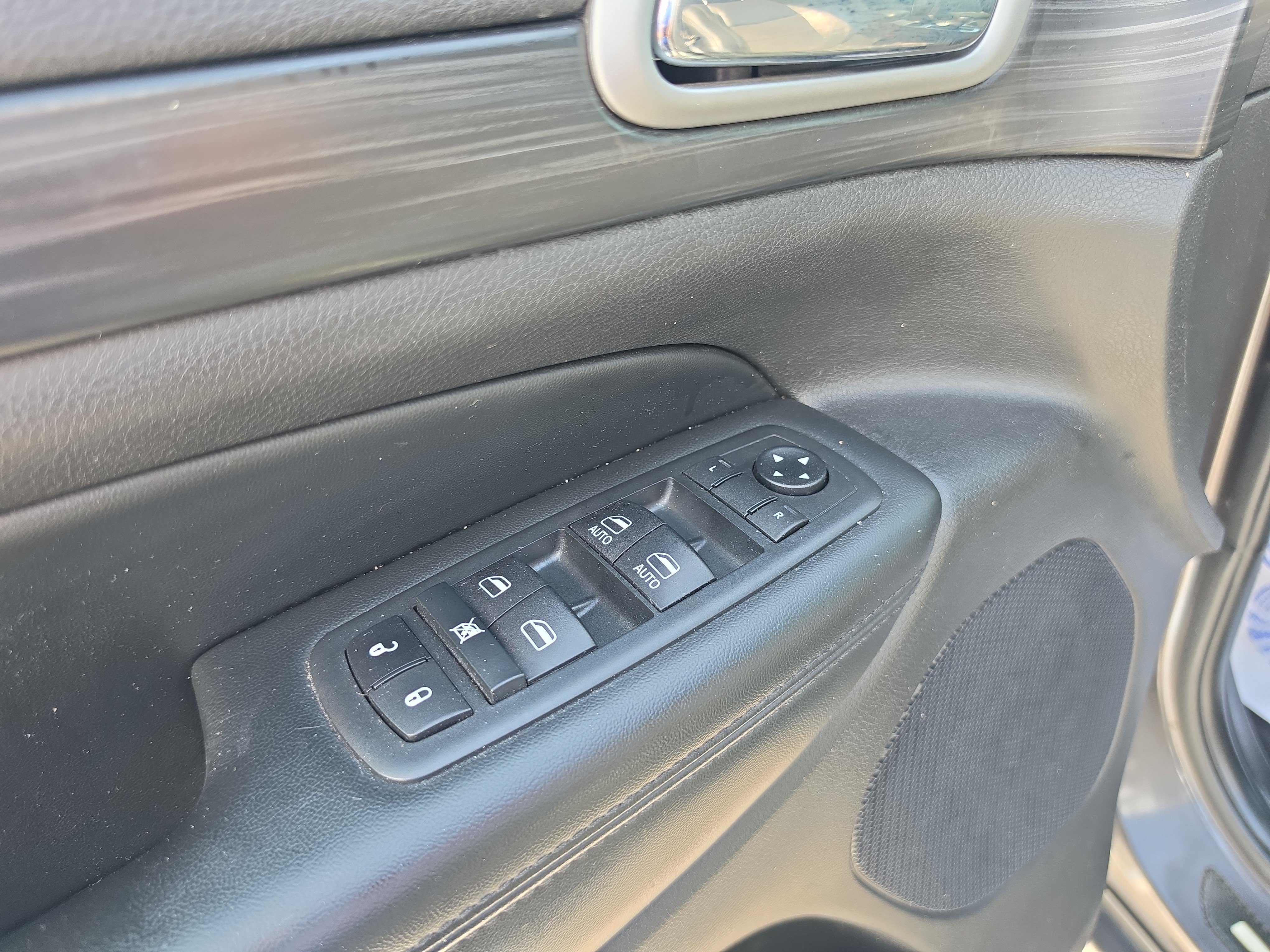 Used 2020 Jeep Grand Cherokee Altitude AWD/4WD image 17