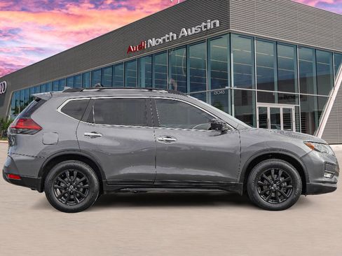 Used 2018 Nissan Rogue SV w/ Premium Package image 3
