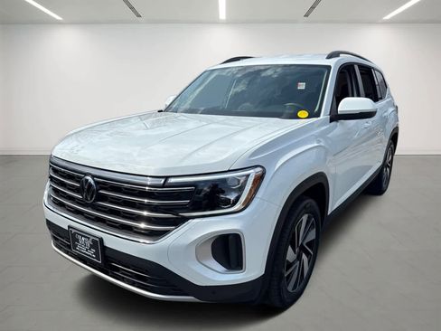 Used 2025 Volkswagen Atlas SE AWD/4WD image 2