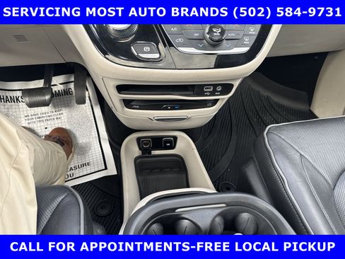 Used 2017 Chrysler Pacifica Limited image 27