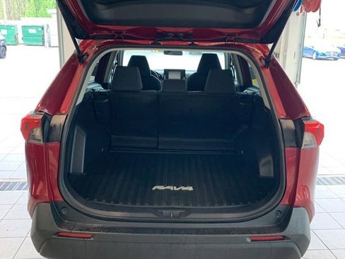 Used 2021 Toyota RAV4 LE AWD/4WD image 9