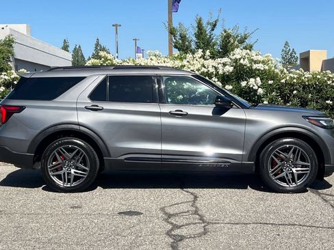 Used 2025 Ford Explorer ST-Line w/ ST-Line Street Pack AWD/4WD image 8
