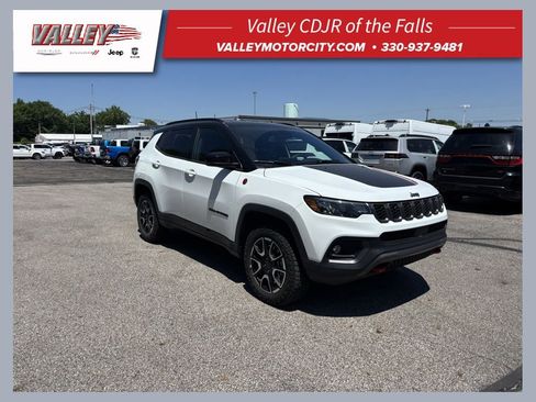 Used 2026 Jeep Compass Trailhawk AWD/4WD image 1