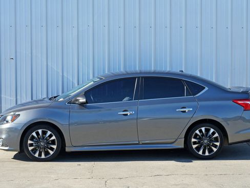 Used 2019 Nissan Sentra SR w/ Exterior Package image 40