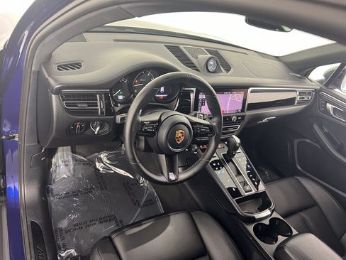 Certified 2026 Porsche Macan AWD/4WD image 4