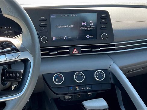 Used 2021 Hyundai Elantra SE image 6