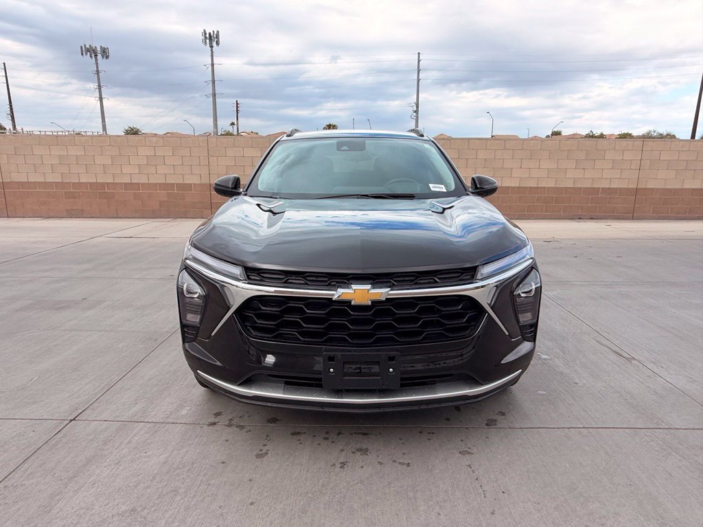Used 2025 Chevrolet Trax LT w/ LT Convenience Package FWD image 2