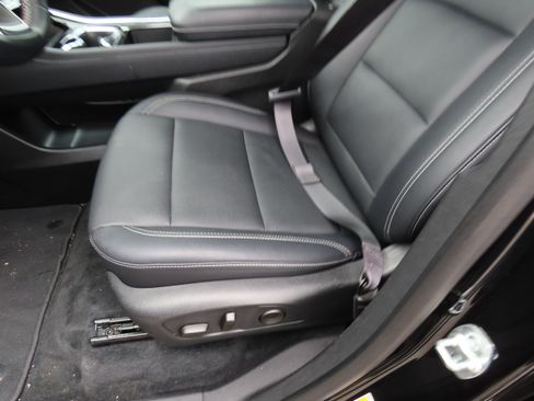 Used 2025 Chevrolet Traverse LT image 39