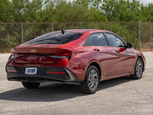 Used 2024 Hyundai Elantra SEL FWD image 8