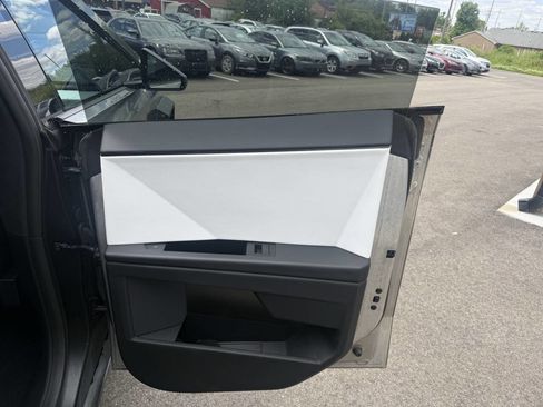 Used 2024 Tesla Cybertruck AWD Crew Cab image 15