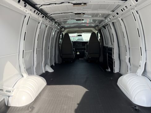 New 2026 Chevrolet Express 3500 Extended RWD image 23