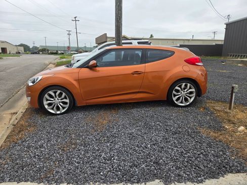 Used 2012 Hyundai Veloster w/ Style Pkg FWD image 2