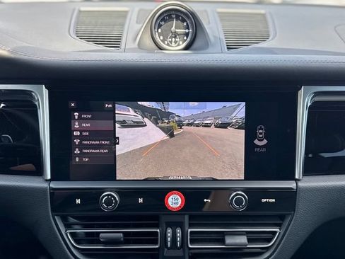 Certified 2022 Porsche Macan AWD/4WD image 29