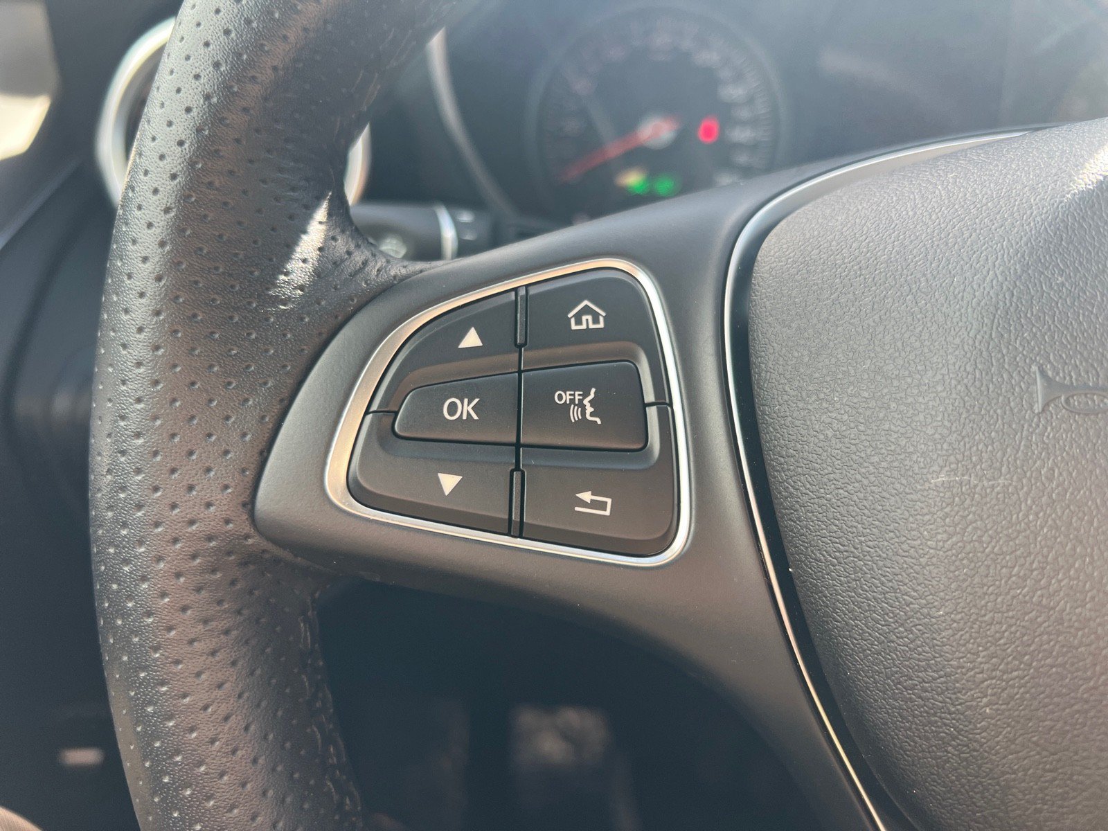 Used 2019 Mercedes-Benz GLC 300 4MATIC image 25