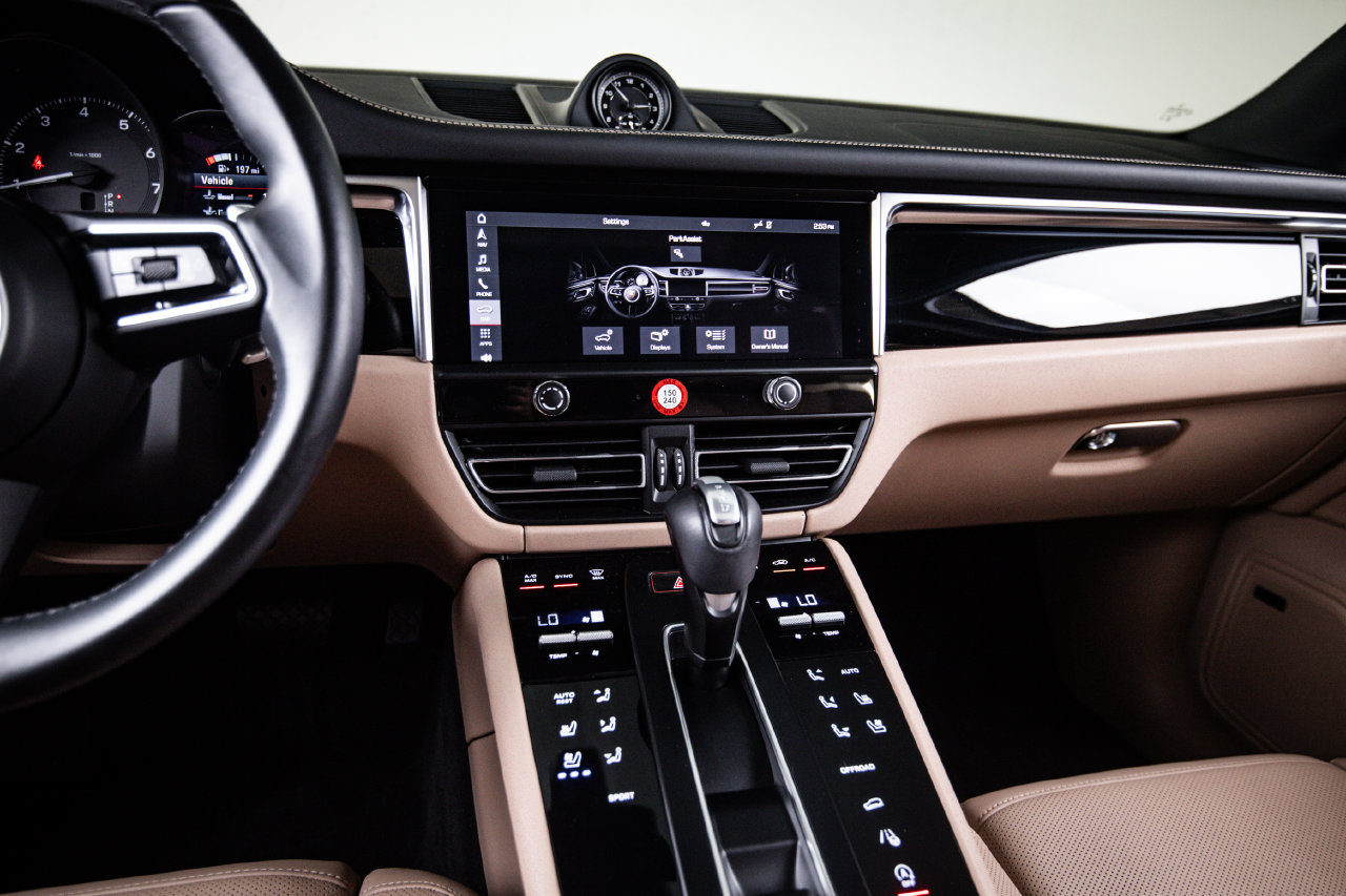 Certified 2023 Porsche Macan AWD/4WD image 19