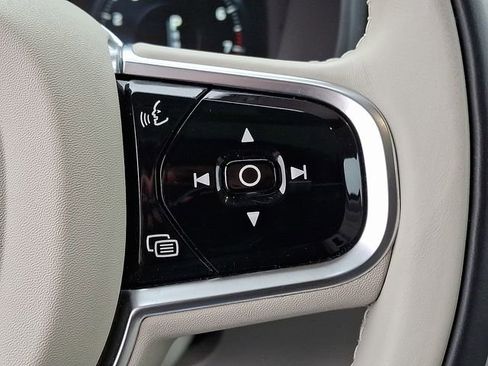 Used 2017 Volvo XC90 T6 Momentum w/ Vision Package image 25