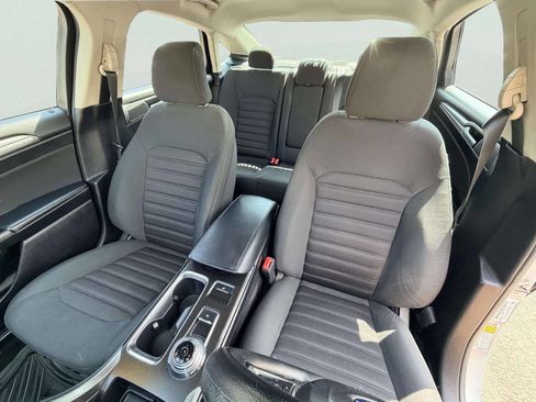 Used 2017 Ford Fusion SE w/ Fusion SE Technology Package FWD image 18