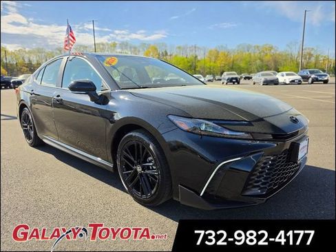 Used 2025 Toyota Camry SE w/ Convenience Package image 1