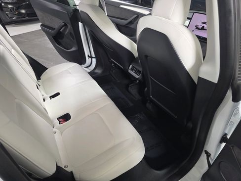 Used 2022 Tesla Model Y Long Range image 13