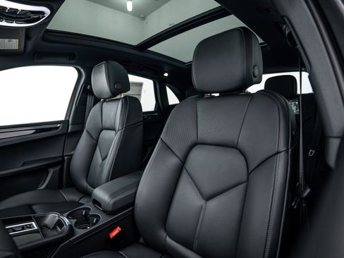 Certified 2026 Porsche Macan image 21