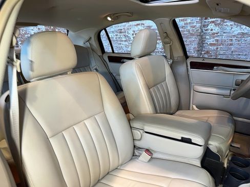 Used 2007 Lincoln Town Car Signature RWD image 74